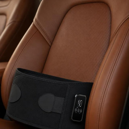 Ceinture chauffante sans fil posée contre le dossier d'un siège de voiture en cuir